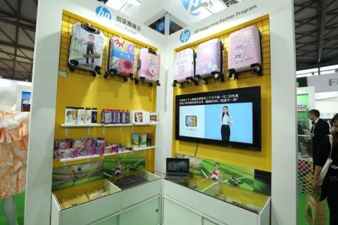 全印展上，，，，HP喷码机推出种种打印手艺的作品