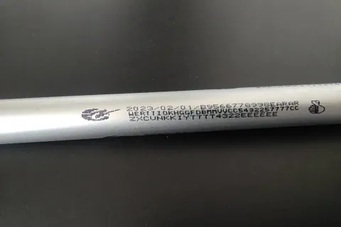 精准喷印气压杆 logo、批号与编码，助力品质追溯