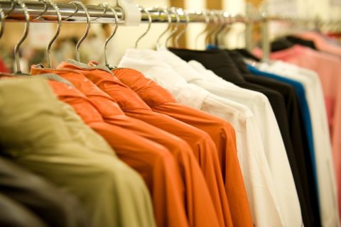 尊龙凯时人生就是搏 UV 喷码机助力打扮行业，高效配合制袋机打印塑料包装袋