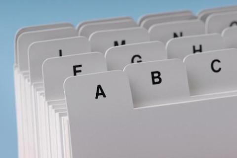 依玛 UV 喷码机助力印刷行业，高效适配书籍与 PVC 卡片标识需求