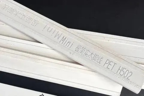 小字符喷码机远距离打印踢脚线，喷印效果清晰锐利