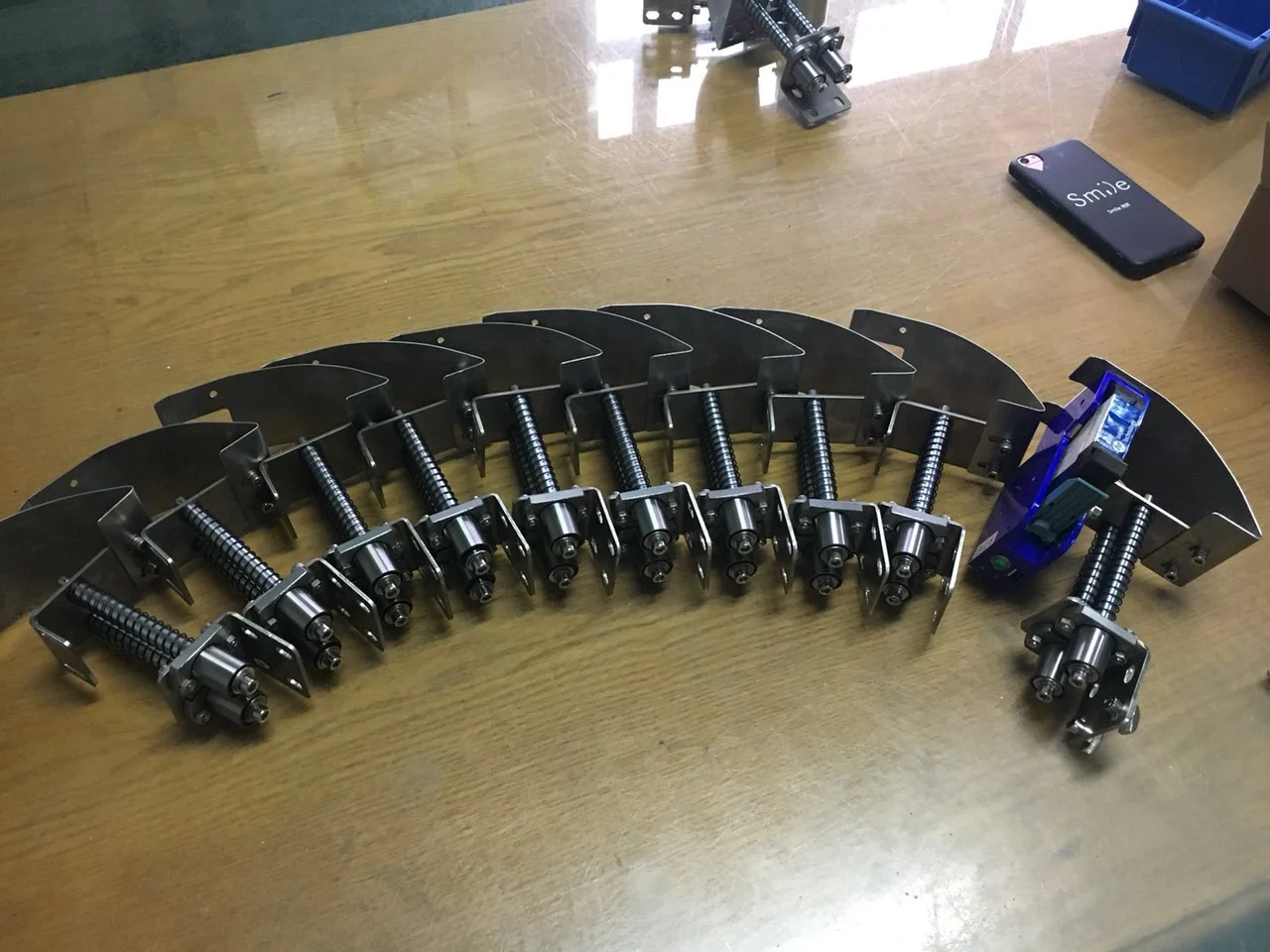 拆下后集中检查的多只喷码机喷头组件