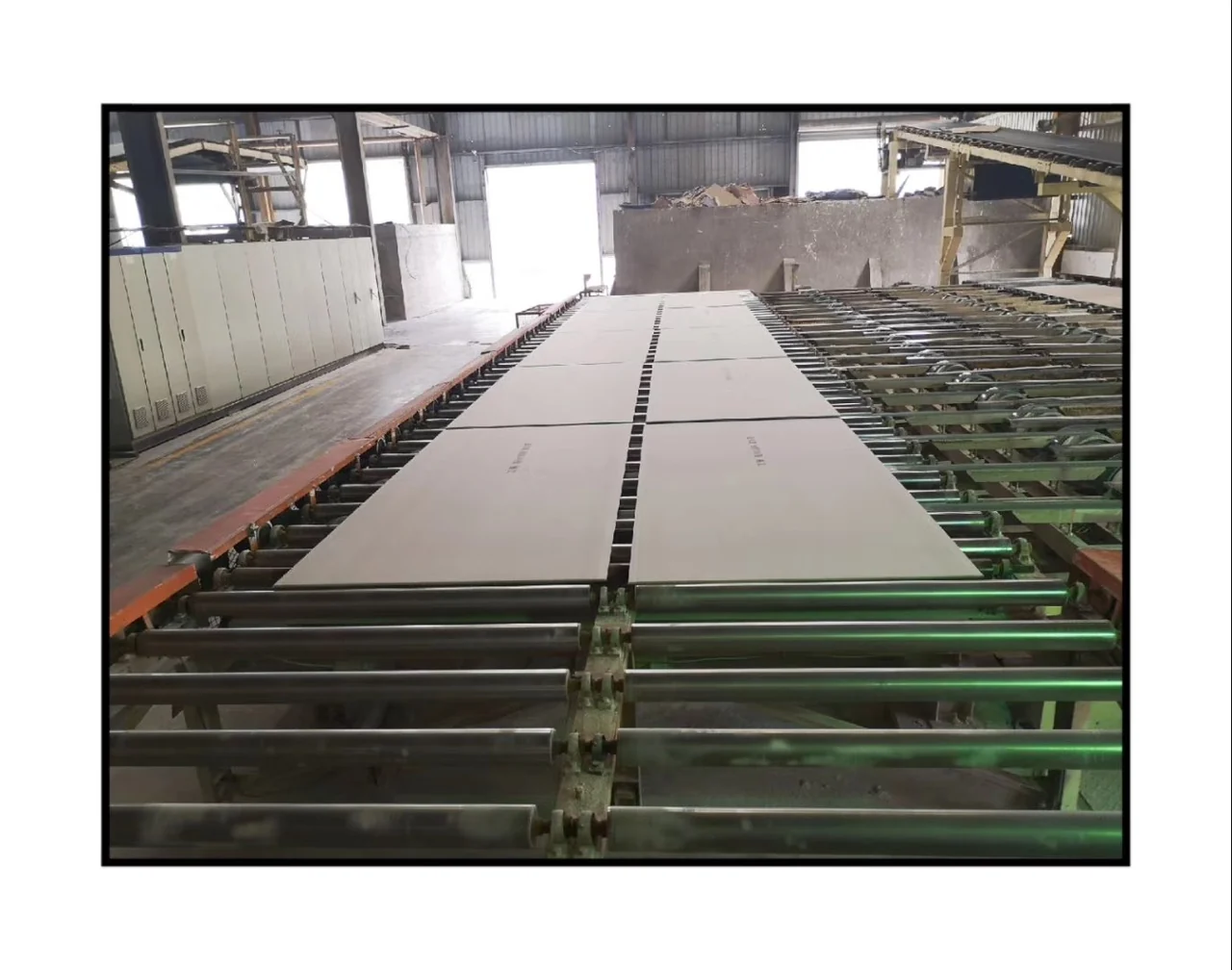 建材车间里板材在输送线上运行的现场实拍，粉尘工况产线
