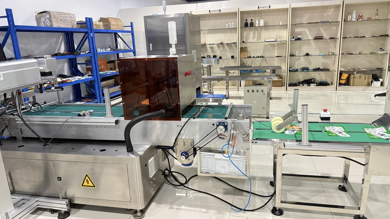 日化包装车间内安装在输送带旁的喷码设备与作业台现场实拍