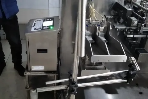 车间里工人正在操作生产线装备，产线；跋煺醯南殖